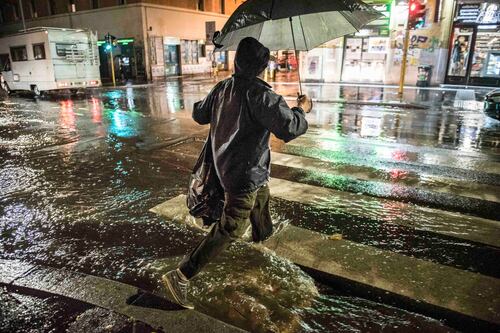 Metro allagate e persone bloccate in auto. La bomba d'acqua mette in ginocchio la città