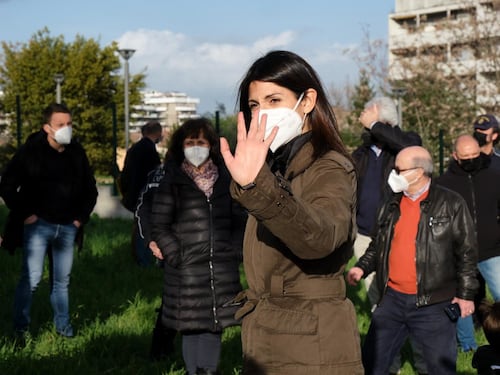 Roma, Zingaretti e la Raggi alla guerra dei rifiuti: emergenza senza fine