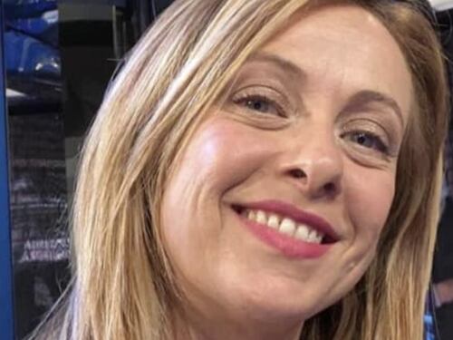 Giorgia Meloni abbatte Virginia Raggi. Così a Roma si può vincere