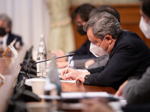 Obbligo di vaccino a partire da 50 anni. Sanzioni fino a 1500 euro, scontro con la Lega