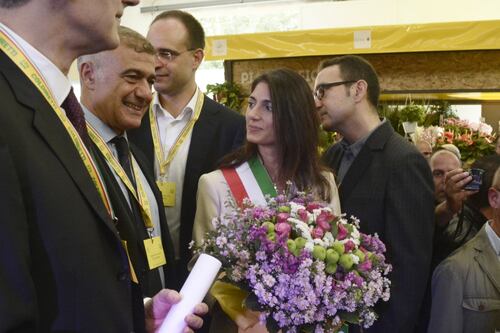 Gaffe della Raggi al mercato della Coldiretti: "Sono leggermente vegetariana"