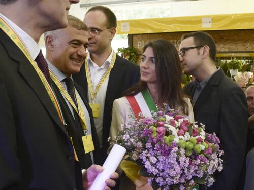 Gaffe della Raggi al mercato della Coldiretti: "Sono leggermente vegetariana"