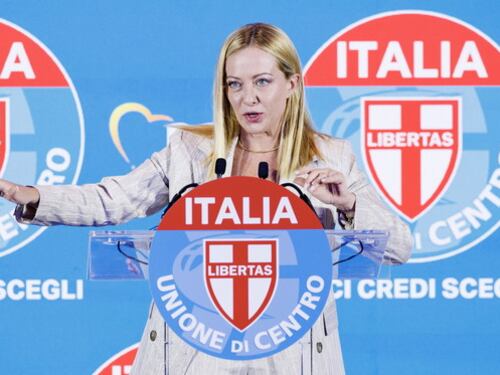 Kirk, lezione di Meloni alla sinistra: "Accusati di odio da chi festeggia il suo omicidio". Poi la bordata a Odifreddi