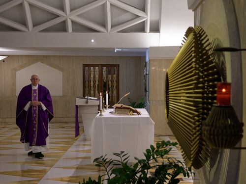 Un contagiato a Santa Marta. Stavolta il Coronavirus bussa alla porta del Papa