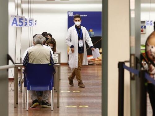 Schizzano le vaccinazioni ma nel Lazio è record di sanitari e 50enni no vax