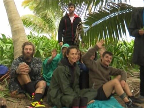 L'Isola dei famosi inizia con la rivolta dei naufraghi: mandateci a casa