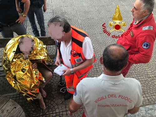 Si lancia nel Tevere da Ponte Palatino. Lo salvano i vigili del fuoco