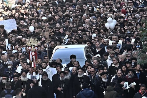 Studente accoltellato: per Youssef bara e fiori bianchi