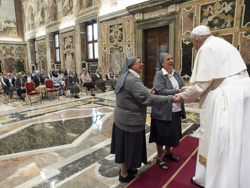 Chiesa, Papa Francesco choc nel discorso alle suore: "Non fate le zitellone”