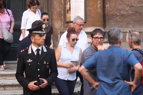 Il dolore di Rosa Maria, alla messa con la foto delle nozze