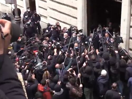 Berlusconi torna una star come ai vecchi tempi: che ressa fuori dalla Camera