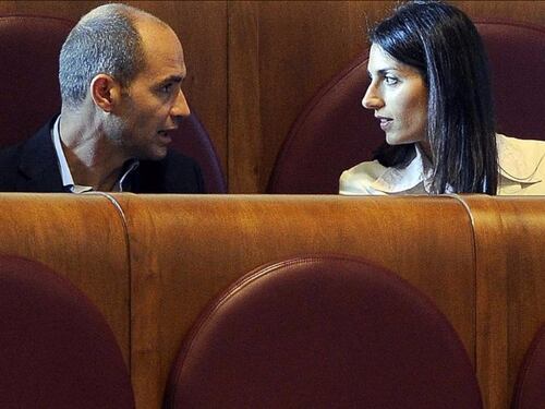 La Raggi si arrende: fuori Romeo, Frongia non è più vicesindaco