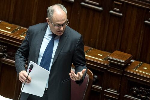 Il decreto rilancio slitta ancora. E resta lo scontro sui migranti