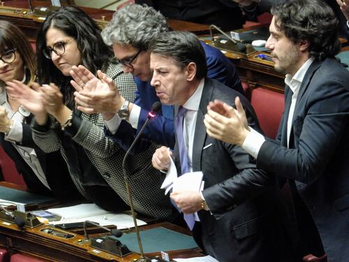 Salario minimo addio, psicodramma a sinistra: lo sfregio di Conte in aula
