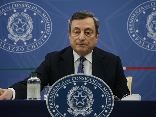 Draghi impone il green pass agli italiani, ma per incontrare lui ci vuole il tampone