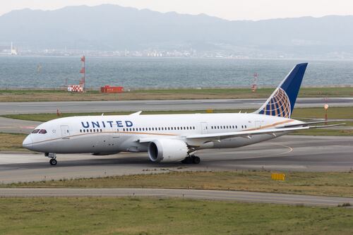 Allarme bomba su un volo Roma-Chicago, aereo deviato in Irlanda