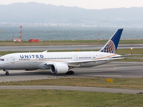 Allarme bomba su un volo Roma-Chicago, aereo deviato in Irlanda