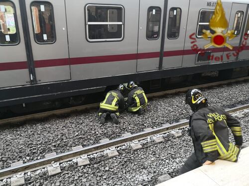Uomo sotto il treno a Garbatella. Arrivano i vigili ma non c'è niente da fare