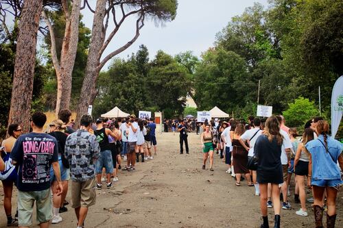 Ostia, caos per il festival in pineta. Il Comune ammette: "Mancavano autorizzazioni"