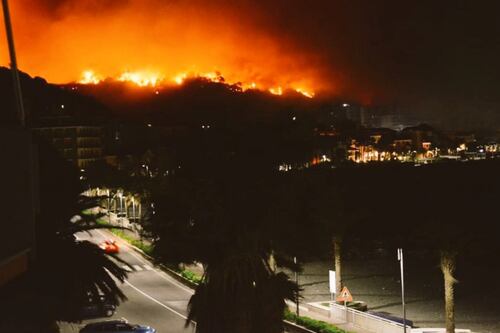 Incendio sulle colline in Liguria. Fiamme in autostrada e case evacuate