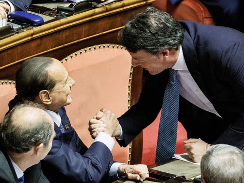 Berlusconi chiama Renzi: il corteggiamento serrato all’ex nemico