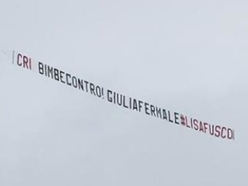 Grande Fratello Vip, lo striscione per Malgioglio spaventa Giulia De Lellis
