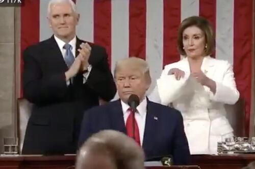 Donald Trump non le dà la mano, Nancy Pelosi si vendica alle sue spalle