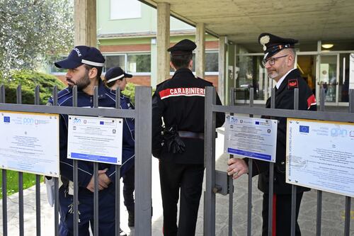 Prof accoltellata a scuola: "Trovato esplosivo a casa del 13enne"