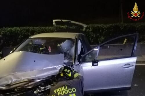 Schianto tremendo sul Gra. Donna estratta dalle lamiere della sua auto