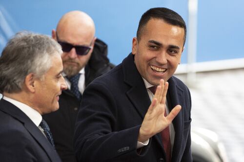 Luigi Di Maio nel mirino. Ma non molla