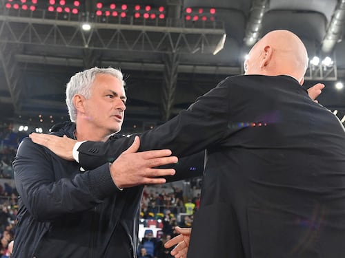 Il Covid dimezza la Serie A tra quarantene e Asl. Ma il governo non ferma il campionato