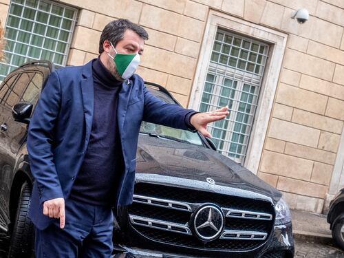 Matteo Salvini mischia le carte. Spacca la sinistra, ma anche il centrodestra storce il naso