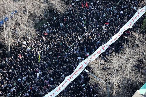 Folla ai funerali di Soleimani. "Usa affronteranno un altro Vietnam"