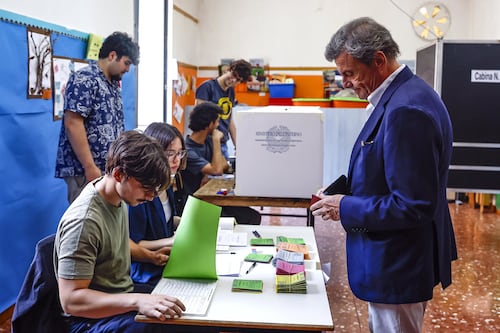 Carlo Calenda e la gaffe al seggio di Roma: scheda piena, ha rischiato di non votare