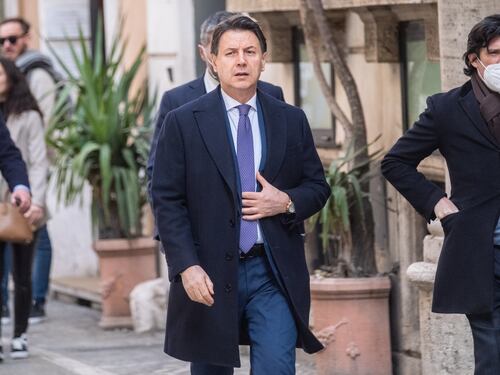 Il nodo russo e lo statuto sospeso: paralisi del M5S. Giuseppe Conte rinvia ancora il rilancio