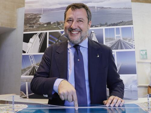 Soldati in Ucraina, Feltri non ha dubbi: “Sto con Salvini, senza ma e senza se. Macron irresponsabile”