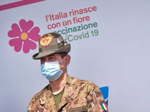 Vaccino, il generale Figliuolo cambia idea ogni due giorni e se la prende con le vacanze degli italiani