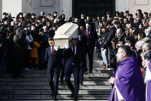 Crans-Montana: Italia stretta nel dolore, folla a funerali vittime di Capodanno