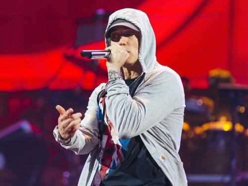 Spari al concerto di Eminem ma sono solo effetti speciali. Bufera sul rapper americano