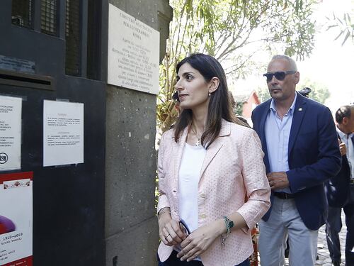 Caos cimiteri: sepolture impossibili. L'eterna attesa delle urne, rivolta a Roma