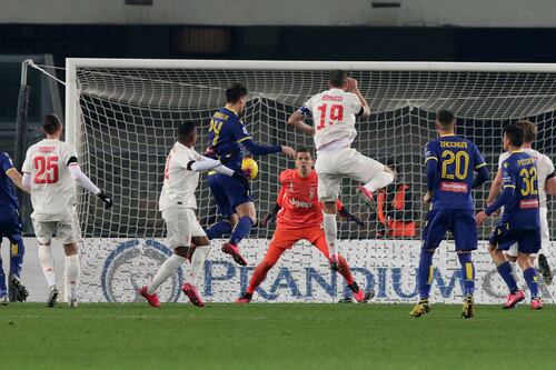 Il Verona ribalta la Juve e riapre il campionato