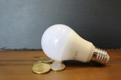 Bollette meno care, Arera annuncia la riduzione: "Già dopo 18 mesi. Luce -10,2%, gas -10%"