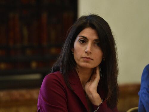 Caso nomine, Raggi archiviata "a metà". Tra 4 mesi la verità sul sindaco