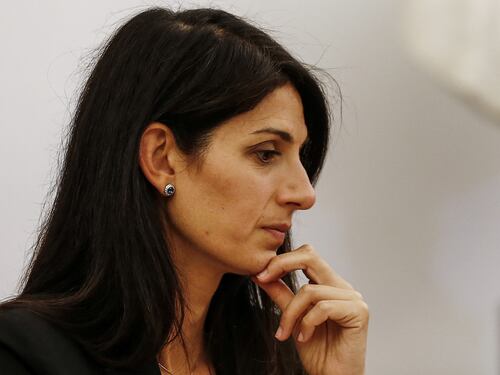 La crociata di Virginia Raggi contro Matteo Salvini: spiegate alla sindaca che l'avversario non è lui