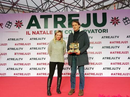 Atreju, Giorgia Meloni premia il ct dell'Italia Roberto Mancini con un presepe