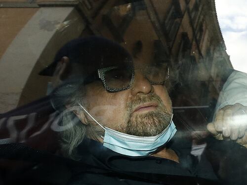 Beppe Grillo indagato per influenze illecite, scattano le perquisizioni. Nel mirino i contratti con le navi Moby