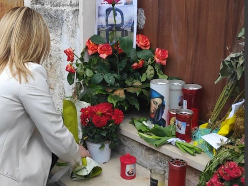 La Meloni depone fiori per Stano: "Pronta la legge contro il bullismo"