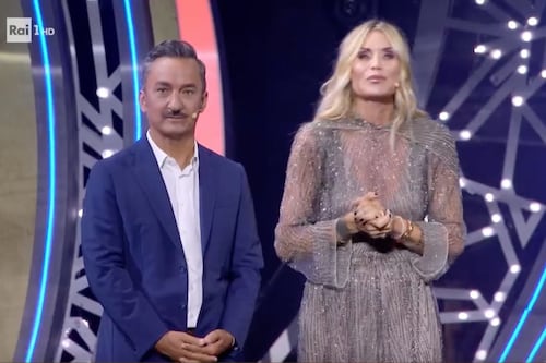 Ascolti Tv, pareggio tra La notte dei fiori e Ciao Darwin in replica. Sempre bene la Promessa