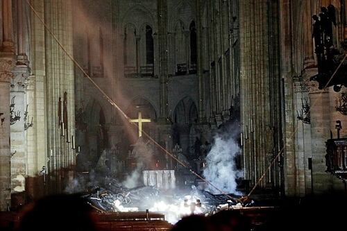 Notre Dame, incendio domato nella notte. Caccia alle responsabilità. E l'Isis festeggia