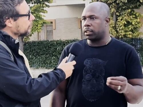 Soumahoro, l'ex socio a Striscia: "Soumahoro pagava per fare selfie e finte proteste"
